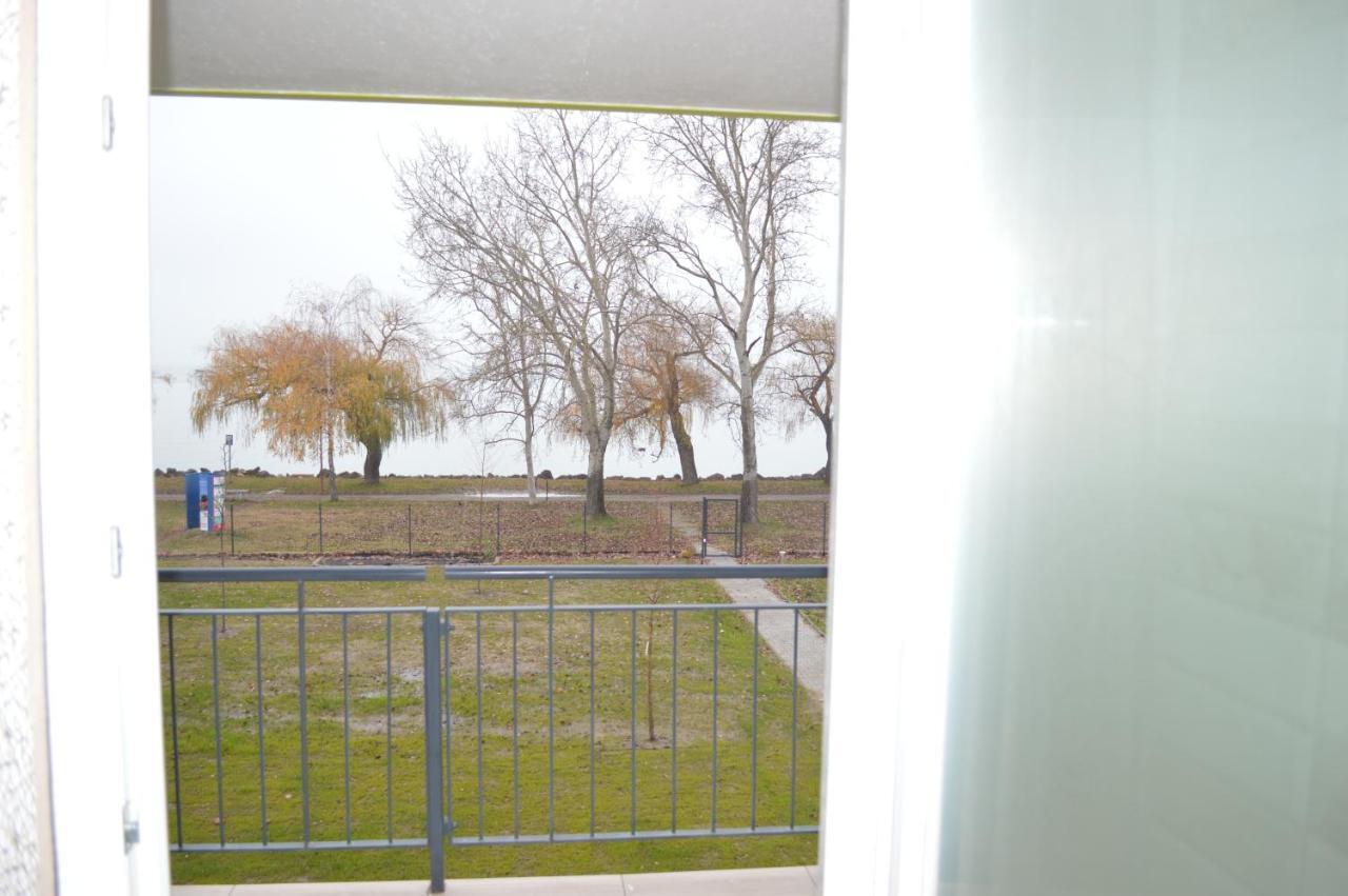 Ferienwohnung Siofok Ezuestpart Granada 2 Koezvetlen Vizparti Apartman Exterior foto