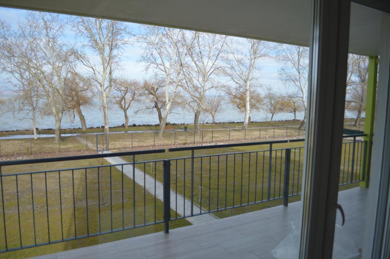 Ferienwohnung Siofok Ezuestpart Granada 2 Koezvetlen Vizparti Apartman Exterior foto